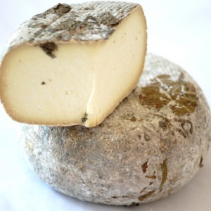 Pecorino stagionato in foglie di noce