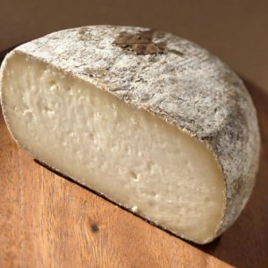 Pecorino stagionato in foglie di noce