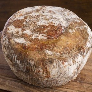 Pecorino stagionato in foglie di noce