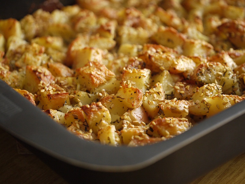 Un piatto unico: patate gratinate con formaggi