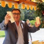 Clodovaldo Ruffato, presidente del Consiglio regionale Veneto acquista il formaggio della solidarietà