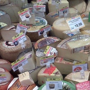 Formaggi da pochi euro e altri carissimi. Ma c’è una regola? Sì, quella del mercato