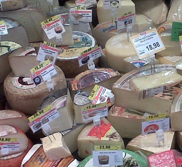 Formaggi da pochi euro e altri carissimi. Ma c’è una regola? Sì, quella del mercato