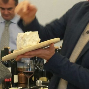 In cantina tra i vini, scoprendo e degustando il Gorgonzola...