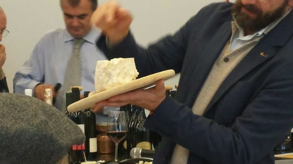 In cantina tra i vini, scoprendo e degustando il Gorgonzola...