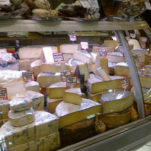 Spesa alimenti freschi, formaggi leader in Italia