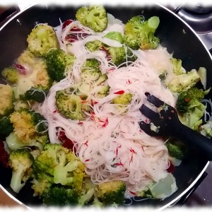 Taleggio, broccoli e spaghetti di riso: la ricetta che non serve “salare”