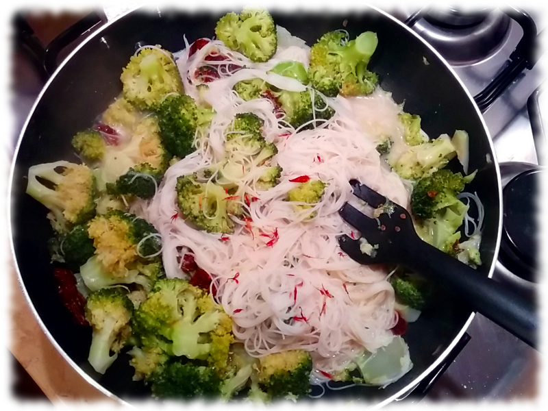 Taleggio, broccoli e spaghetti di riso: la ricetta che non serve “salare”