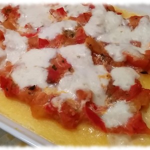 Mozzarella, origano e pomodoro: così anche la polenta diventa pizza