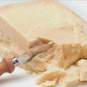 Contraffazione, condannato caseificio italiano: falsi Parmigiano e Grana Padano