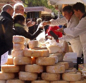 Arriva l’Expo, boom del turismo enogastronomico: i formaggi “tirano”