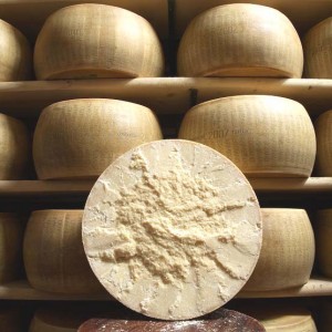 Parmigiano Reggiano: quotazioni in rialzo, produzione in calo