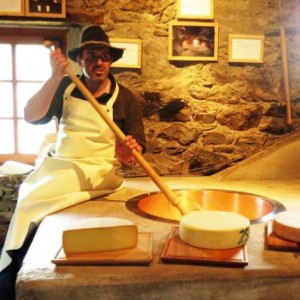 La priorità delle malghe, fare formaggio