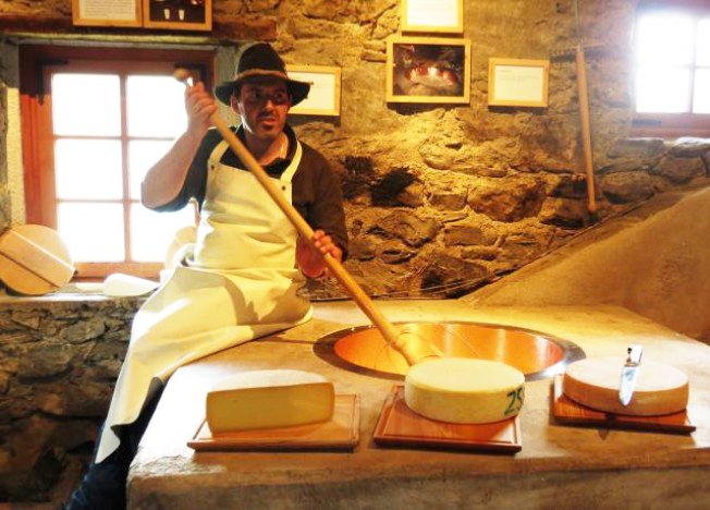 La priorità delle malghe, fare formaggio