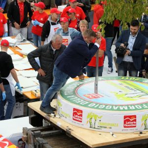 Una Forma Gigante, il Formaggio della Transumanza